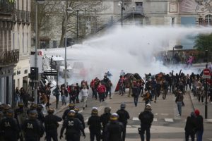 Fransa'daki protestolarda 63 gözaltı