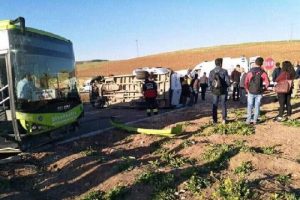 Tarım işçilerini taşıyan minibüs ile otobüs çarpıştı: 10 yaralı