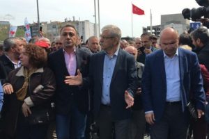 Taksim Meydanı'na giremeyen CHP'liler İstiklal Caddesi'ne yürüdü
