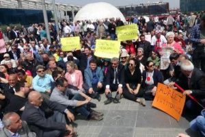 CHP'liler Bursa'da oturma eylemi yaptı