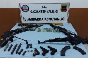 Aranan evde ruhsatsız 10 silah ele geçirildi: 1 gözaltı