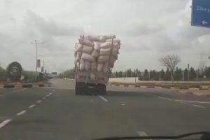 Aşırı yüklü kamyon trafikte tehlike saçtı