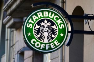 Starbucks, skandala imza atan müdürü kovdu!