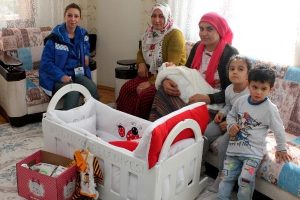 Bursa Mudanya'da bebeklere beşik hediyesi