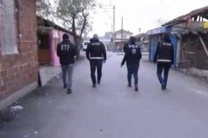 Sakarya'da sokak satıcılarına operasyon: 18 gözaltı