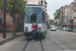 Bursa'da tramvay arkasında tehlikeli yolculuk!