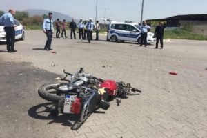 Kasksız motosiklet sürücüsü kazada can verdi