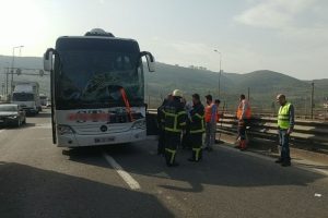 TEM'de yolcu otobüsü tıra çarptı: 2 yaralı