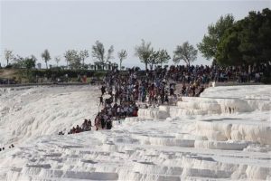 Pamukkale'ye &uuml;cretsiz giriş i&ccedil;in binlerce vatandaş akın etti