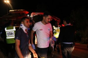 Otomobil ağa&ccedil;ta asılı kaldı: 4 yaralı