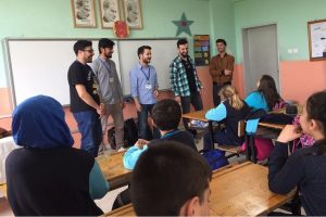 Bursa'da &uuml;niversitelilerden miniklere İngilizce dersi