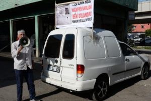 Dolandırıcının kimliğini pankart yaptırıp aracına astı!