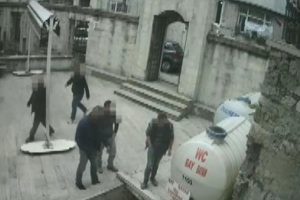 Camide yaşlılara 'gay' oyunu! 'T&ouml;vbe etmeye camiye' deyip...