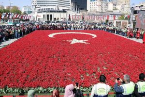 T&uuml;rk bayrağı temalı 'lale peyzajı' rekorlar kitabında
