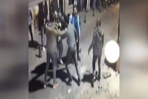 Barlar sokağındaki bı&ccedil;aklı kavga kamerada
