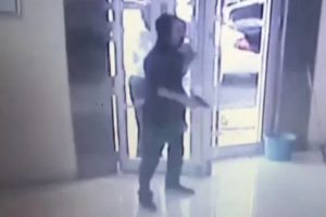 Oyuncak tabancayla banka soymaya &ccedil;alıştı!