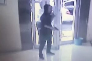 &Ccedil;ocuğunun oyuncak tabancasıyla banka soymaya kalktı