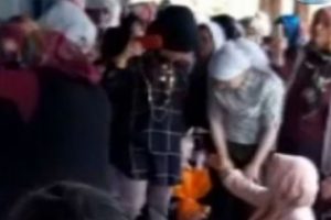 Vatandaşların ağırlığına dayanamayan balkon &ccedil;&ouml;kt&uuml;!
