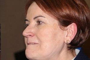 Meral Akşener g&ouml;zyaşlarına hakim olamadı