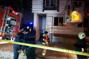 Yangında dumandan etkilenen 12 kişi kurtarıldı