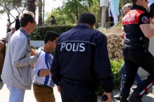 İntihara kalkışan &ccedil;aycıya, polisten ilgin&ccedil; teselli!