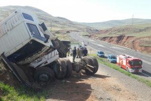 Ka&ccedil;ak g&ouml;&ccedil;menleri taşıyan kamyon devrildi: 1 &ouml;l&uuml;, 64 yaralı