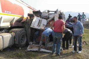 &Ouml;ğrenci servisi ile yakıt depolu kamyon &ccedil;arpıştı