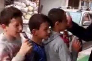 Market &ouml;n&uuml;nde skandal! Her tokada bir dondurma...