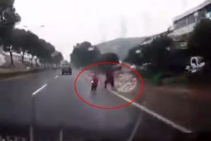Yola fırlayan &ccedil;ocuk, korkulu anlar yaşattı!