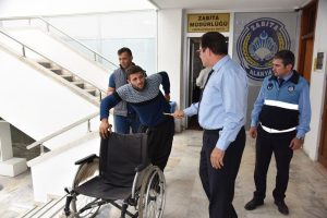 Tekerlekli sandalyeyle geldiği karakolda ayaklandı
