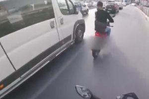 Servis şof&ouml;r&uuml;yle motosikletlinin tekme tokat kavgası kamerada