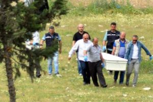 Ağaca asılı bulundu, cebinden bor&ccedil; ihtarı &ccedil;ıktı!