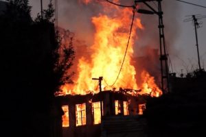 Bursa'da yangına müdahale eden itfaiyeci zor anlar yaşadı