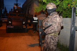 Silah ka&ccedil;ak&ccedil;ılarına operasyon: 14 g&ouml;zaltı