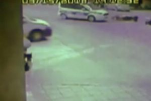 Polis aracıyla &ccedil;arpışan motosikletli defalarca takla attı