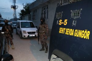 Silah ka&ccedil;ak&ccedil;ılarına şafak baskını: 15 kişiye g&ouml;zaltı