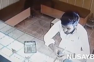 Dalgınlıktan faydalanıp 18 bin tl'lik altın &ccedil;aldı!