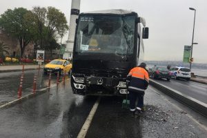 Tur otob&uuml;sleri &ccedil;arpıştı: &Ccedil;ok sayıda &ouml;ğrenci yaralandı