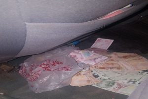 Bahis oynatılan otomobilden para fışkırdı!