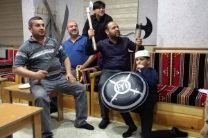 Diriliş Ertuğrul'u kılı&ccedil; ve baltayla izliyorlar