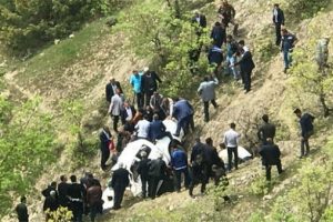 Bitlis'te korkunç kaza! El ele tutuşup cenazeleri çıkardılar...