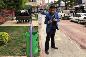 &Ccedil;&ouml;p kovasıyla boks yapan adam fenomen oldu!