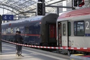 İki tren &ccedil;arpıştı: &Ccedil;ok sayıda yaralı var!