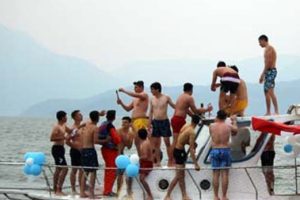 Onlarca &ouml;ğrenci bir anda suya atladı! Nedeni ise...