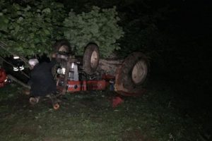 Devrilen trakt&ouml;r&uuml;n s&uuml;r&uuml;c&uuml;s&uuml; &ouml;ld&uuml;
