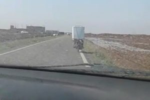 Motosikletlinin &ccedil;amaşır makinesiyle tehlikeli yolculuğu!