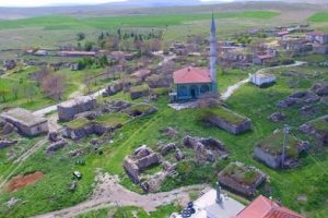 3 kişinin yaşadığı k&ouml;yde muhtarlık yarışı!