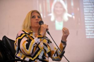 Ahu &Ouml;zyurt Bursa'da mezun olduğu lisede &ouml;ğrencilerle buluştu