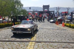 Bahar Rallisi'nde klasik otomobiller yarışıyor