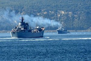 Rus savaş gemileri, &Ccedil;anakkale Boğazı'ndan ge&ccedil;ti